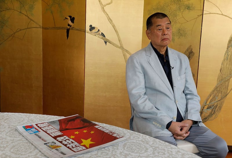 2020年7月1日,香港传媒大亨黎智英接受采访,身旁的桌上放置了一份当天的苹果日报。(美联社资料图片)